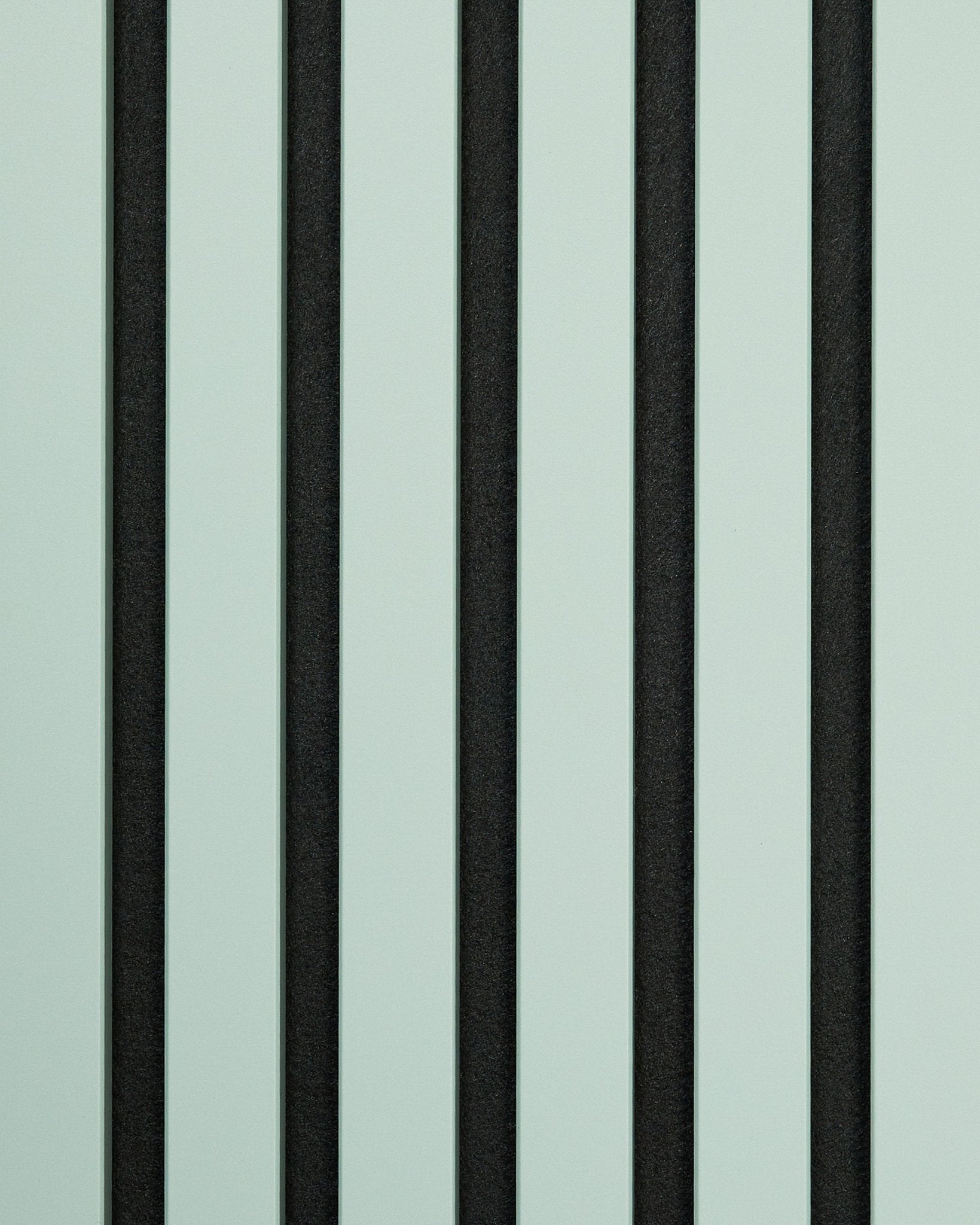 Échantillon WoodUpp Hue/Cloud Panneau acoustique présentant des rayures alternées vertical et vert clair pour un effet géométrique affirmé et épuré.